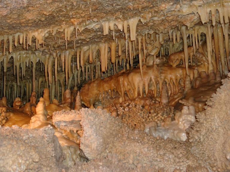 Eine Höhle mit zahlreichen Stalaktiten und Stalakmiten